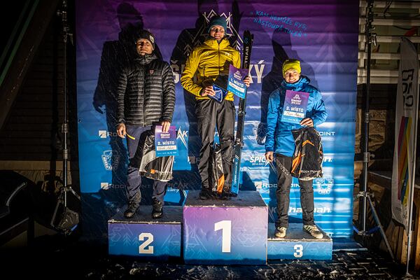 Vítězové závodu Šumavský rys 2026 v kategorii do 40 let: Filip Matějovič (1. místo), Adam Vaněk (2. místo), Majer Adam (3. místo)