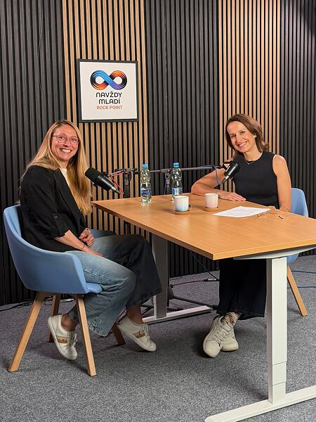 Hostem podcastu NAVŽDY MLADÍ #6 je výživová specialistka Monika Bartolomějová (vlevo) a spolu s Markétou Chýňavovou budou řešit téma jak jíst a udržet sílu a energii