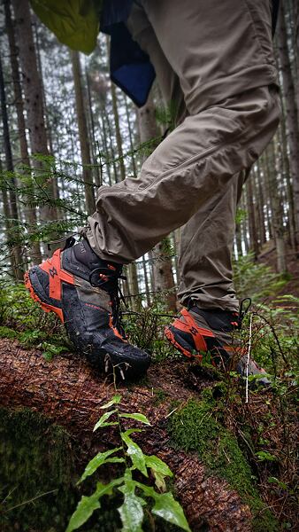 Pánské trekové boty GARMONT 9.81 ONYX MID GTX – anatomicky tvarovaný jazyk a měkký límec dokonale těsní proti nečistotám