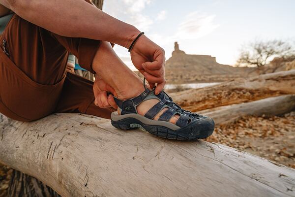 Pata musí hezky zaplout a nesmí zasahovat až na okraj boty, to samé prsty