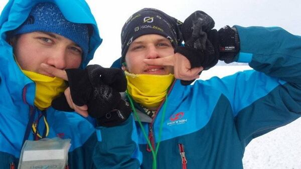 Daniel Kolek a Jan Haráč vybaveni Hannah oblečením při přechodu (ne)zamrzlého Bajkalu