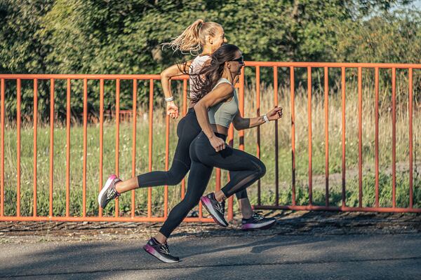 Na běh po zpevněném povrchu jako asfalt či parkové cesty jsou ideální silniční modely běžeckých bot