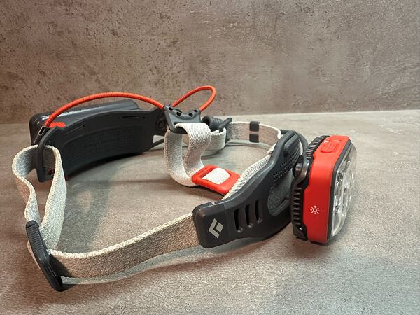 Čelovka BLACK DIAMOND DISTANCE 150 - k&nbsp;aktivování maximálního svitu stačí prstem přejet po boční straně čelovky