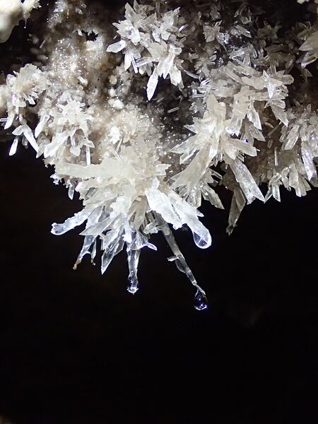 Stěny termálních jeskyní Vromoneru zdobí krystaly sádrovce