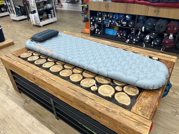 ukázka testovací „postel“ pro zkoušení karimatek a spacích pytlů