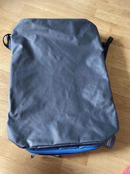 Taška Osprey Transporter Squffel 44 Uni – pevné dno, takže tašku můžete bez obav kamkoliv položit 