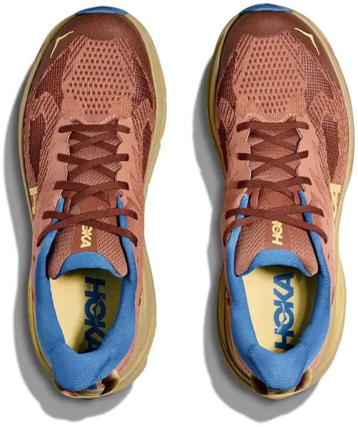 Široký střih běžeckých bot Challenger 8 wide dopřeje pohodlí prstům, je vhodný pro chodidlo s širokou příčnou klenbou