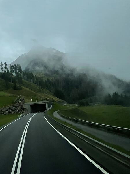 Cesta autobusem nabízela z předních sedaček nádherné výhledy