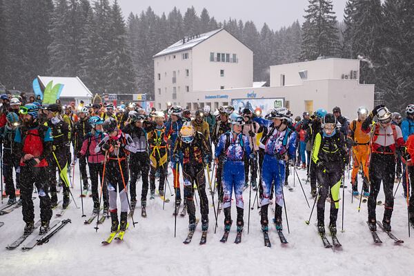 Řazení na startu hobby závodu Rock Point Šumavský rys 2026, včele reprezentanti skialpinismu Eva a Filip Matějovičovi
