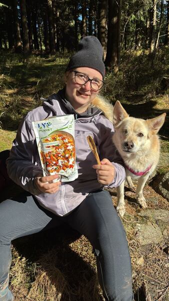 Lžíci taťka vydlabal z klacíku, ale moc to s ní stejnak nešlo...