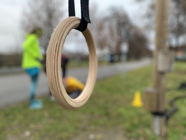 Kruhy na speciálních popruhách lze přenášet i na outdoor silový trénink