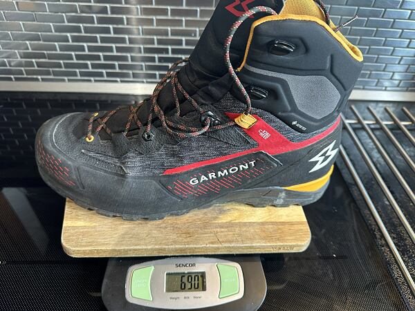 Pánské turistické boty GARMONT HEXAGON GTX - váha bot ve velikosti EU 47,5 je cca 690 g 