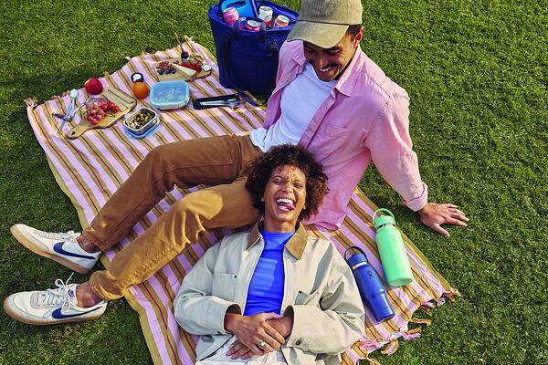 Pohodička na pikniku v parku - láhve hydroflask udrží pití chladné po celou dobu