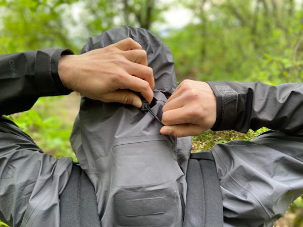 Pánská bunda Patagonia Boulder Fork Rain - stažení kapuce jedním tahem