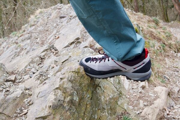 Konstrukce boty je ideální pro lehké skalní výstupy, chůzi v suti a kamenitém terénu