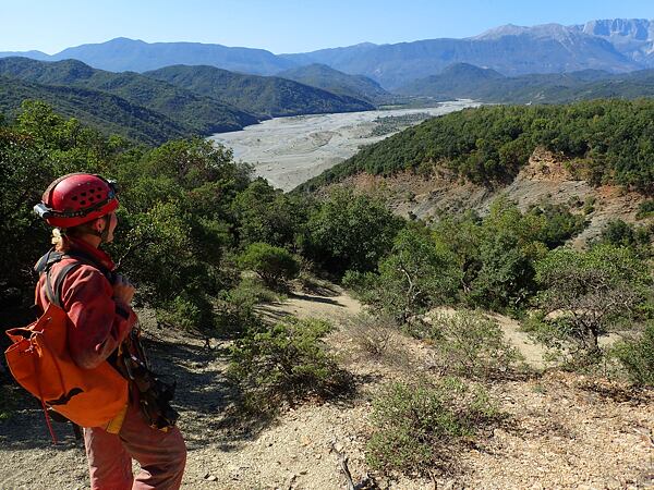 Albánie, Expedice Neuron Atmos 2024 -Sarandoporo řečiště, pohled od jeskyně Atmos