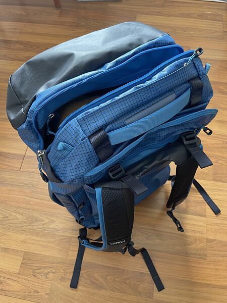 Taška Osprey Transporter Squffel 44 Uni – otevření jako batohu pouze horním vstupem 