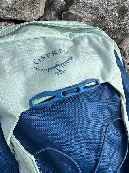 Batoh Osprey Talon 11 Man – úchyt na cyklistickou helmu