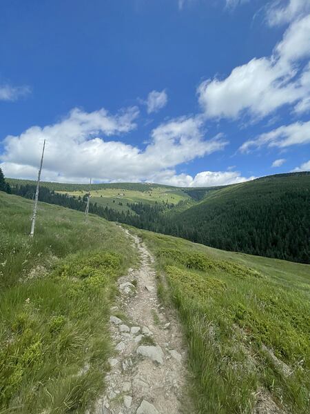 Kamenitá pěšina nad Klášterkou, Klínovky nadohled