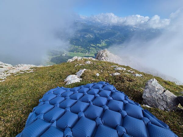 Nafukovací karimatka Hannah Curt 6,0 – protiskluzový reliéf jako bonus na spodní straně