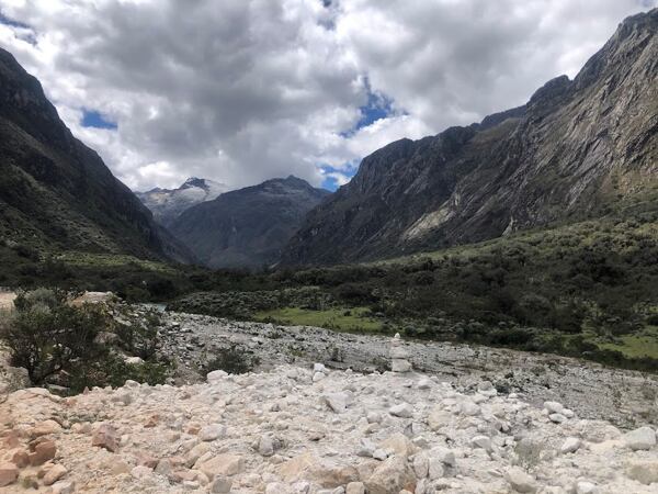 Hromada suti, na které stojíme, je ta, která pohřbila základní tábor expedice v roce 1970