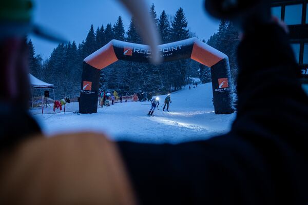 Po druhém projetí startovním obloukem se museli závodní dostat mírným stoupáčkem ještě do cílového oblouku