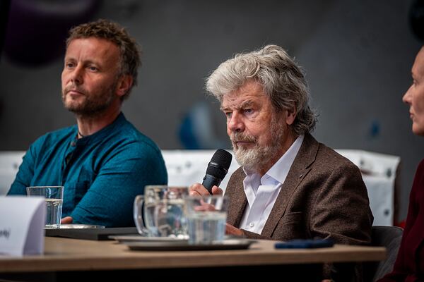 Reinhold Messner (vpravo) a Jan Trávníček (vlevo) během během tiskové konference