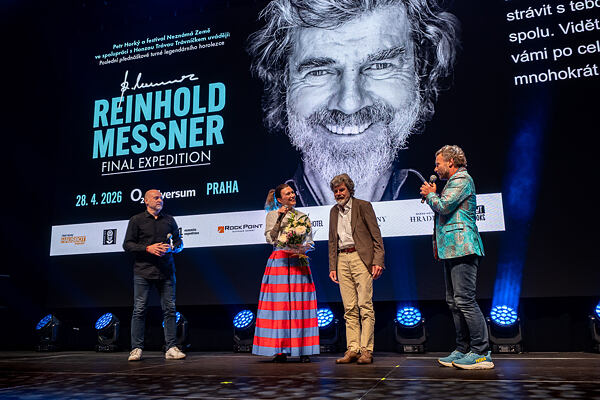 Slavnostní poděkování v závěru akce The Final Expedition (zleva: Petr Horký, Diane Messner, Reinhold Messner, Jan "Tráva" Trávníček