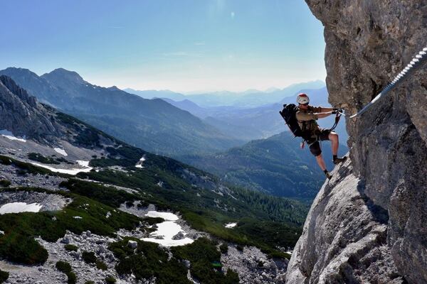 Nepodceňujte význam prsního úvazku. Pro děti, začátečníky, nebo když lezete s těžkým batohem či obtížnou ferratu je "prsák" samozřejmost 