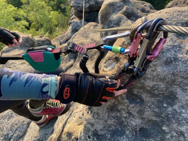 Je lepší vybavit se na zajištěnou cestu ferratovými rukavicemi, předejte odřeninám, spáleninám...